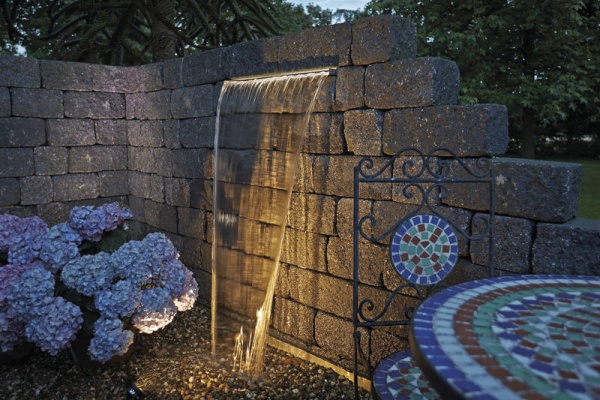 Oświetlenie w ogrodzie, wylewka wodospadowa-wodospad